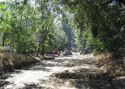 Overview of bare dirt road